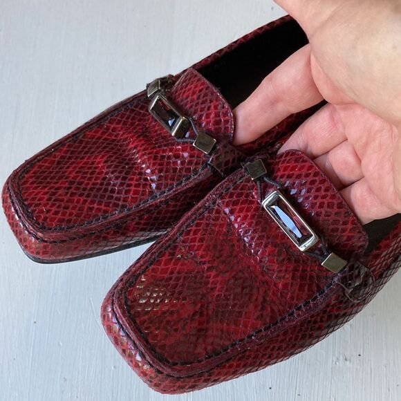 Stuart Weitzman Hazel Snakeskin Deep Red Embossed Leather Driving Loafers Sz 5 - Picture 2 of 16